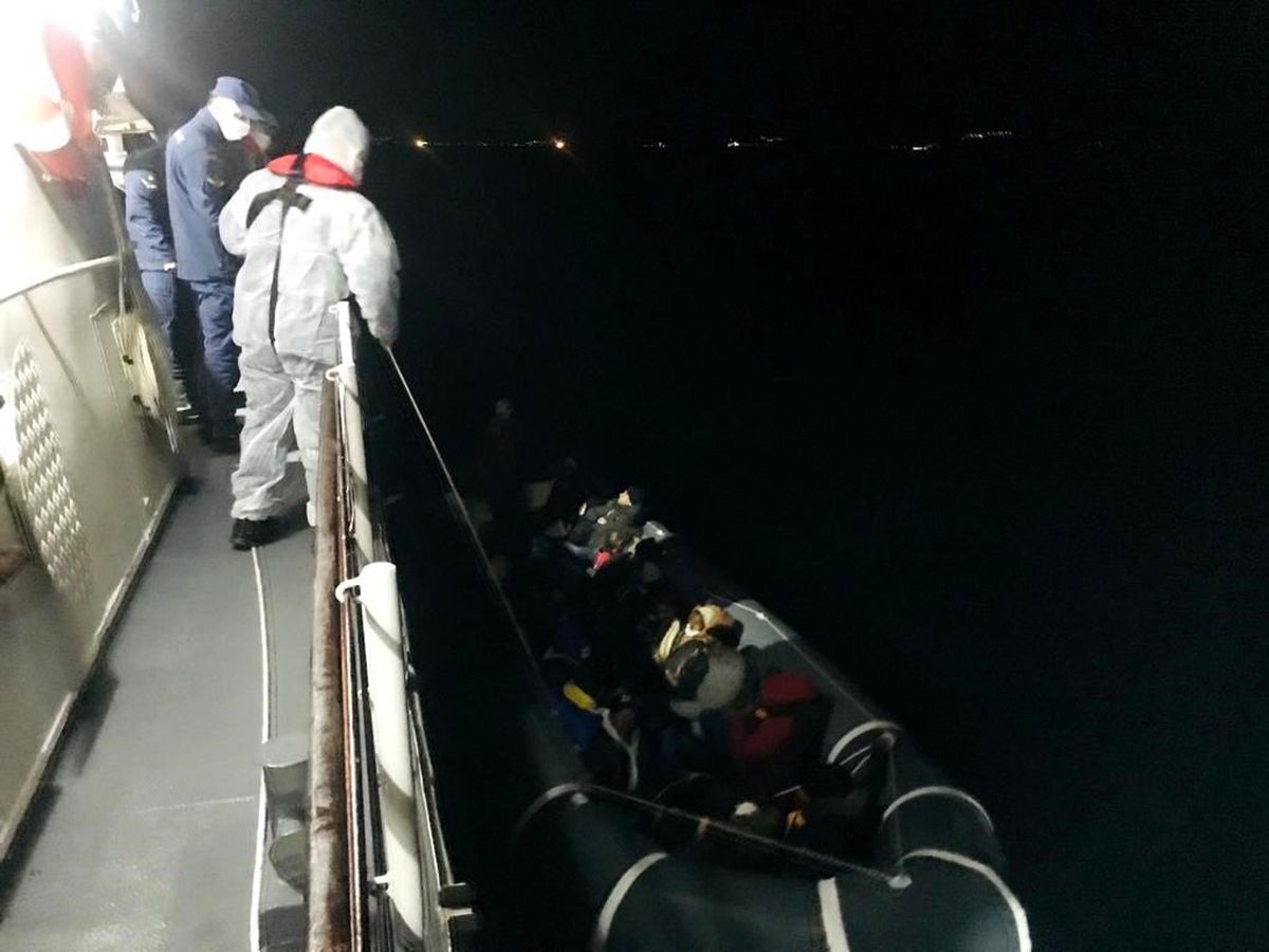 Balıkesir açıklarında 24 düzensiz göçmen kurtarıldı
