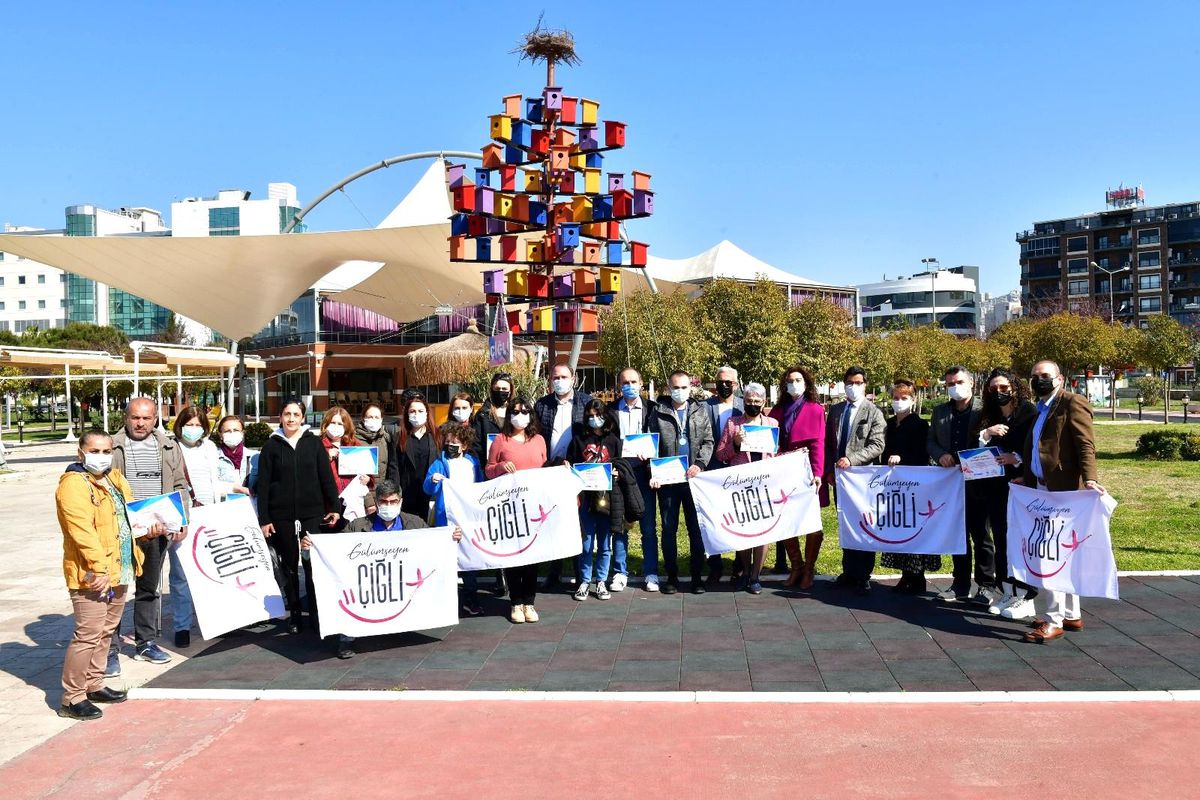 Başkan Gümrükçü, AIESEC\'li gençlere evini açan ailelerle buluştu