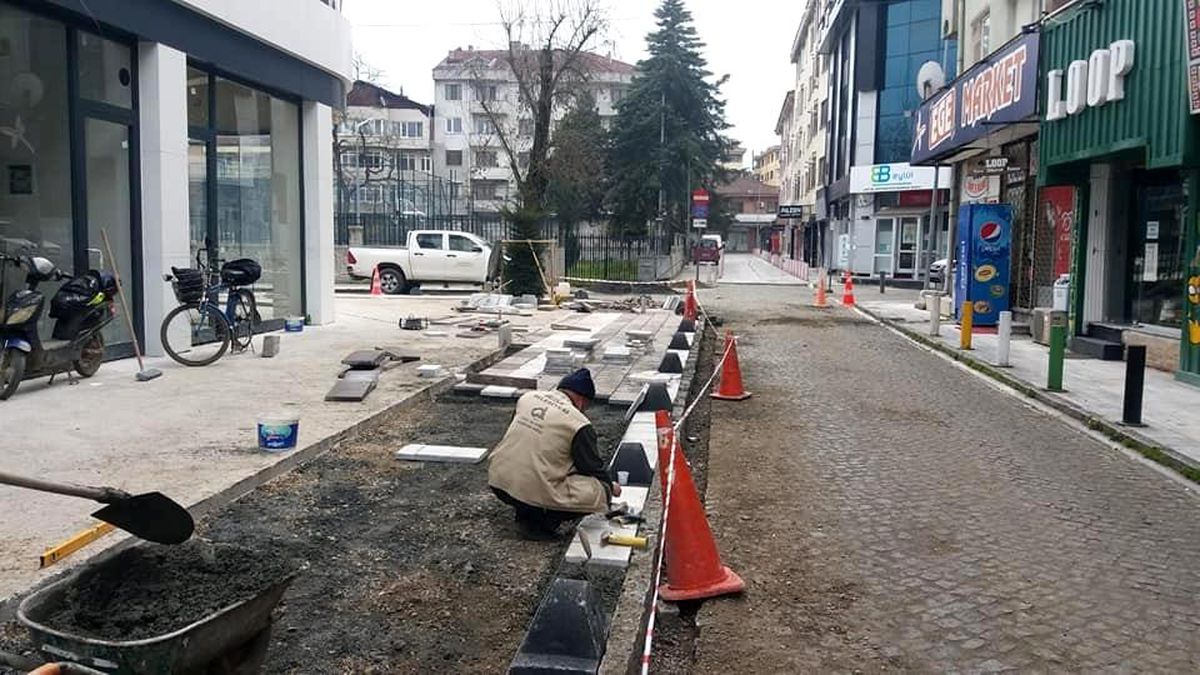 Belediye kaldırım çalışmalarını sürdürüyor