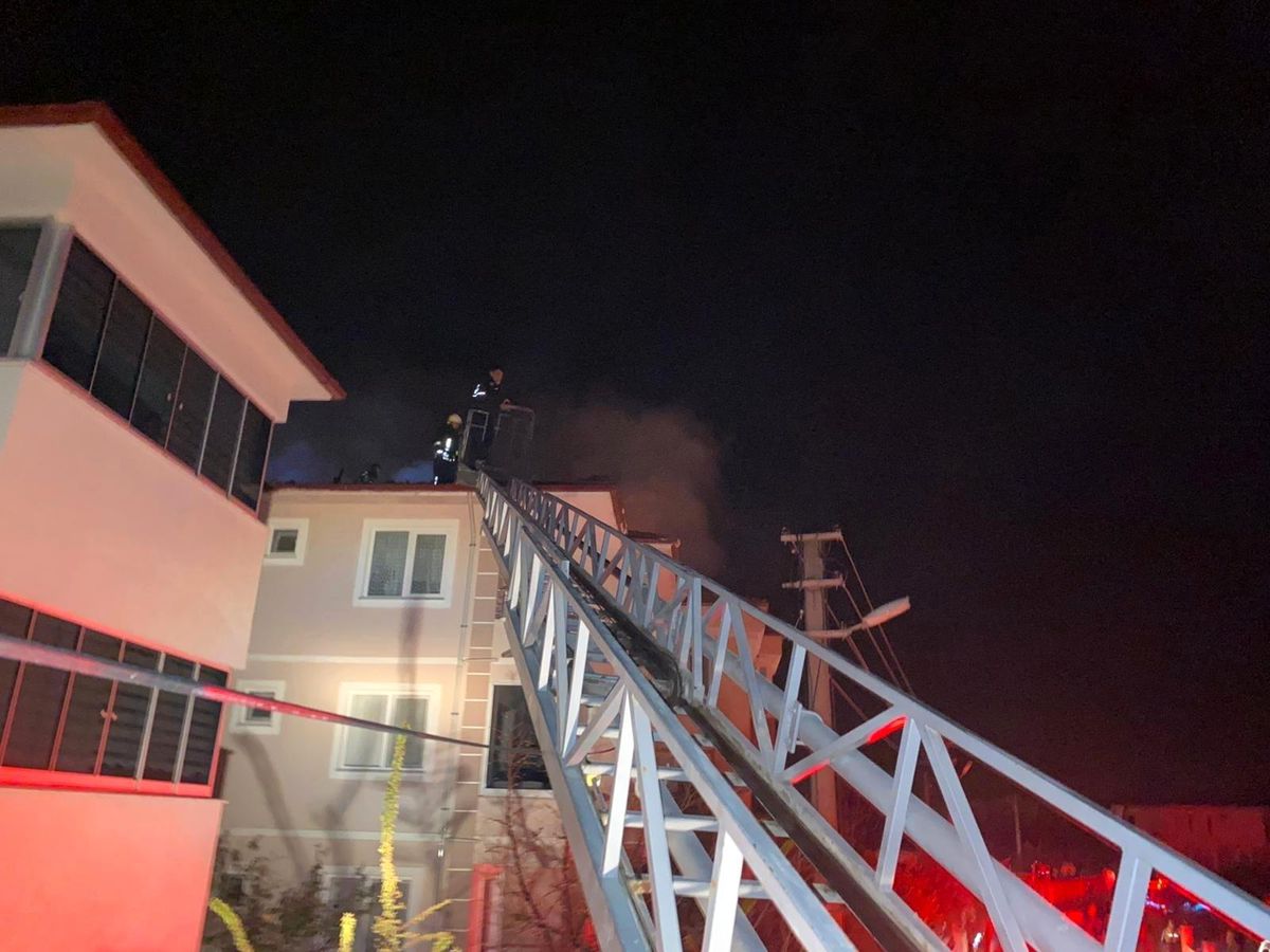 Son dakika haberi... Dalaman\'da çatı yangını korkuttu
