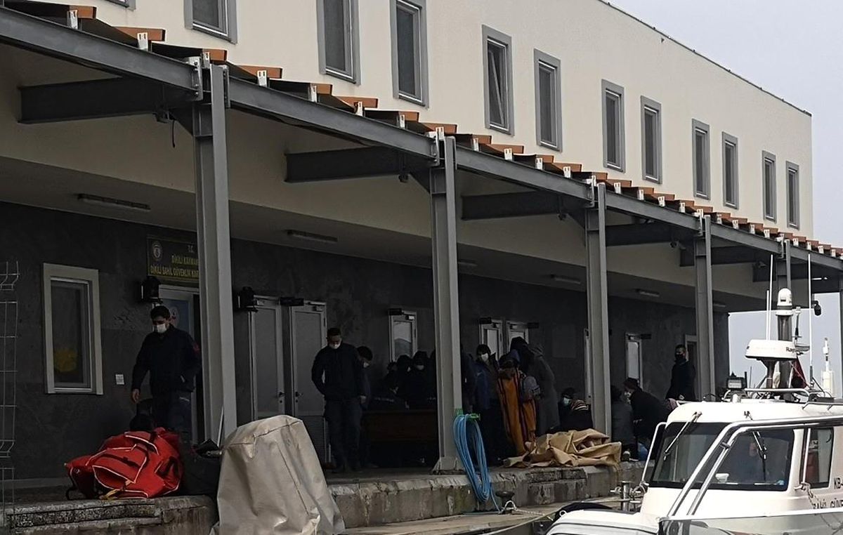 Dikili\'de 63 göçmen ölüm yolculuğuna çıkmadan yakalandı