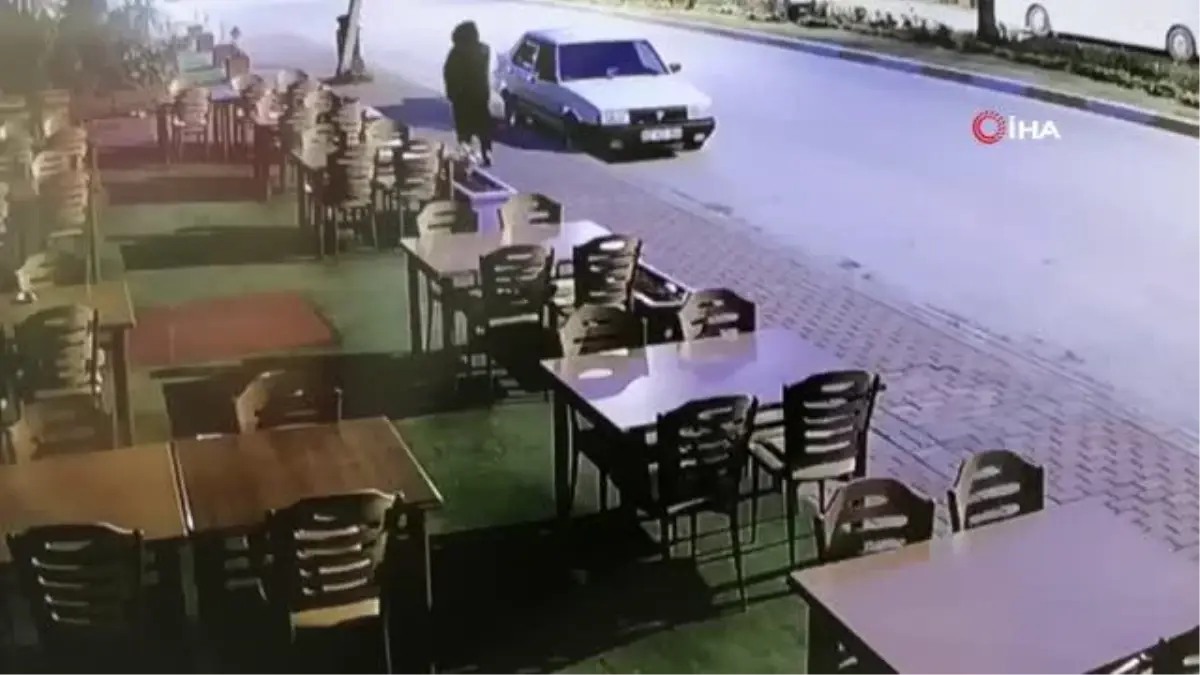 Dükkan sahibini şaşırtan hırsızlık kamerada... Restoran önüne geldi, çiçekleri söküp böyle götürdü