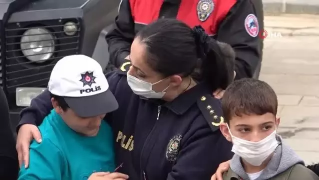 Engelli gençlerden polise Atatürk resmi ve şiir sürprizi Engelli gençlerden polise Atatürk resmi ve şiir sürprizi
