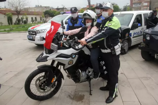 Engelli gençlerden polise Atatürk resmi ve şiir sürprizi Engelli gençlerden polise Atatürk resmi ve şiir sürprizi