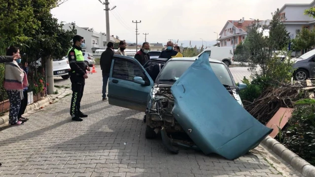 Otomobille çarpışan motosikletteki 2 kişi yaralandı