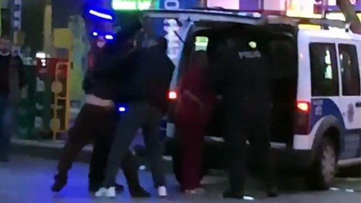 Gözaltına alınan şahıs, \'Sen kimsin ulan\' diyerek polise tekme attı