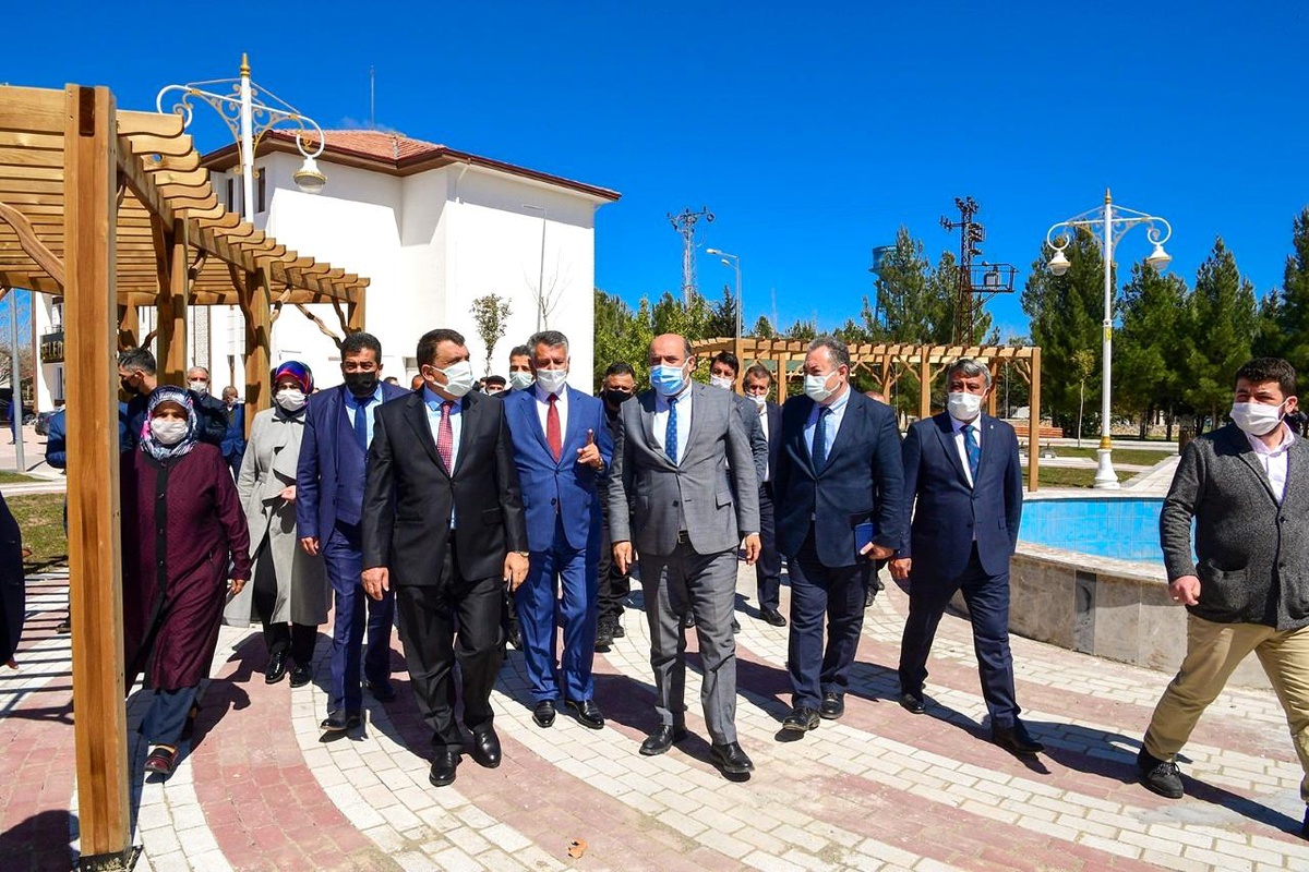 Gürkan, Yazıhan merkez parkta incelemelerde bulundu