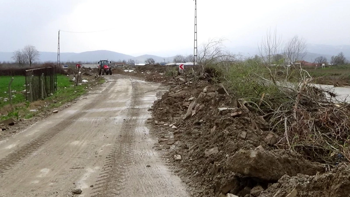 Hayvan çiftliği sular altında kaldı, kuzular kepçeyle kurtarıldı