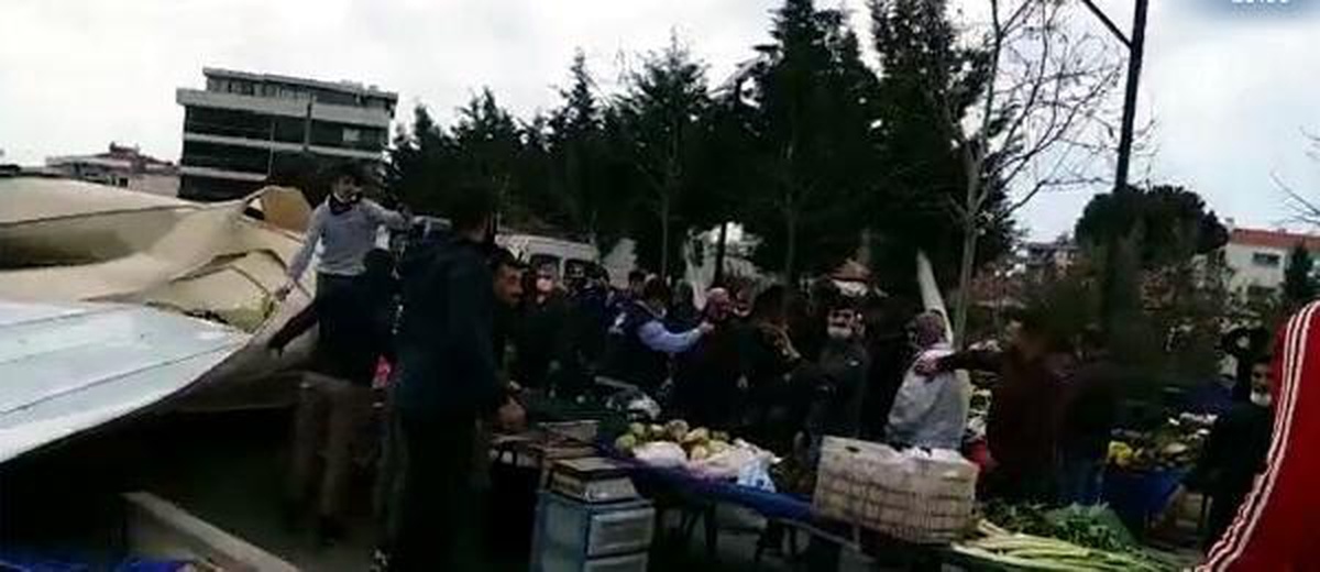 İzmir\'de fırtına; kültür merkezinin uçan çatısı, pazar yerine düştü (1)