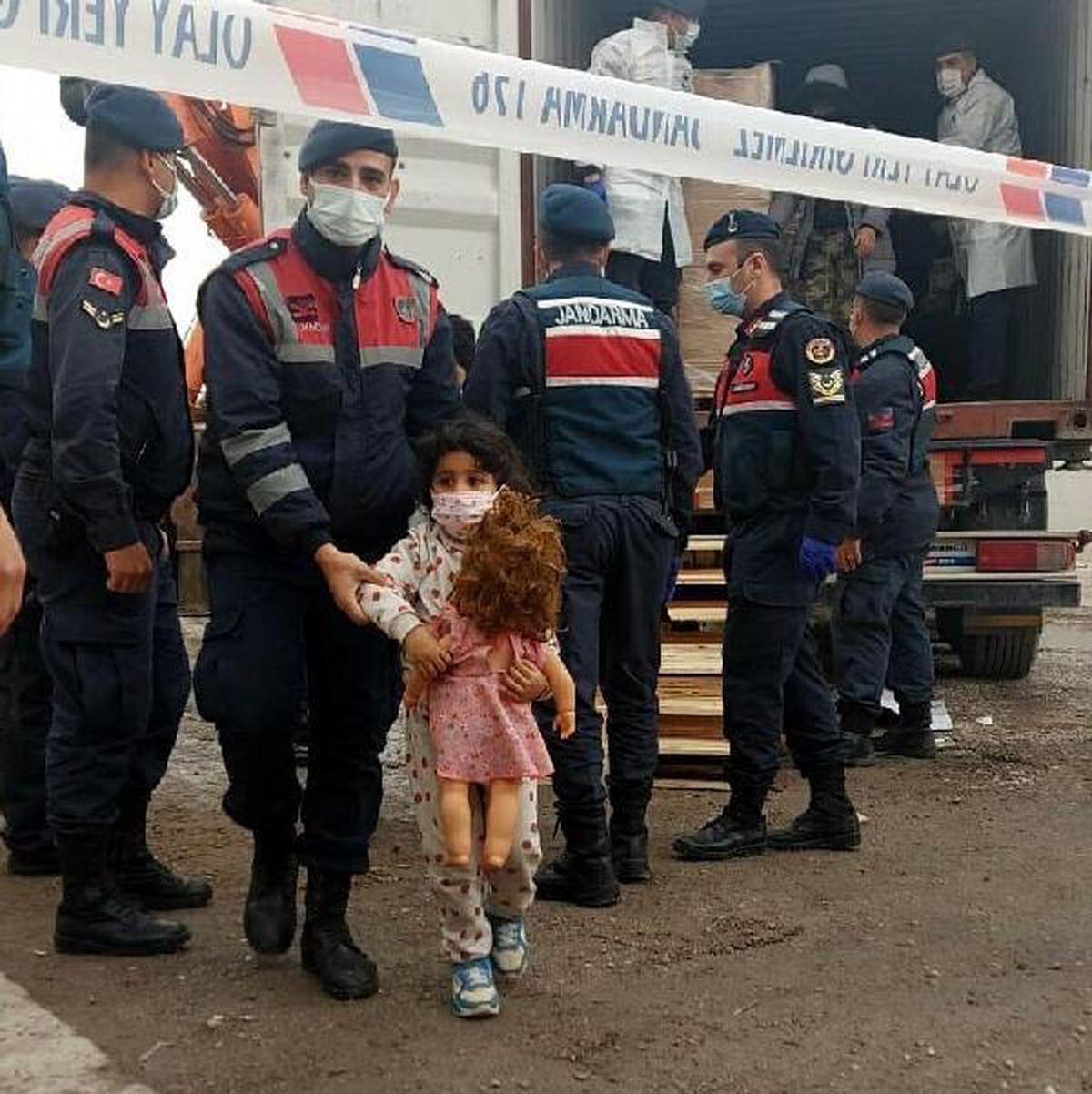 İzmir\'deki depoda 1\'i TIR\'a yüklü 3 konteynerden 91 kaçak göçmen çıktı (2)