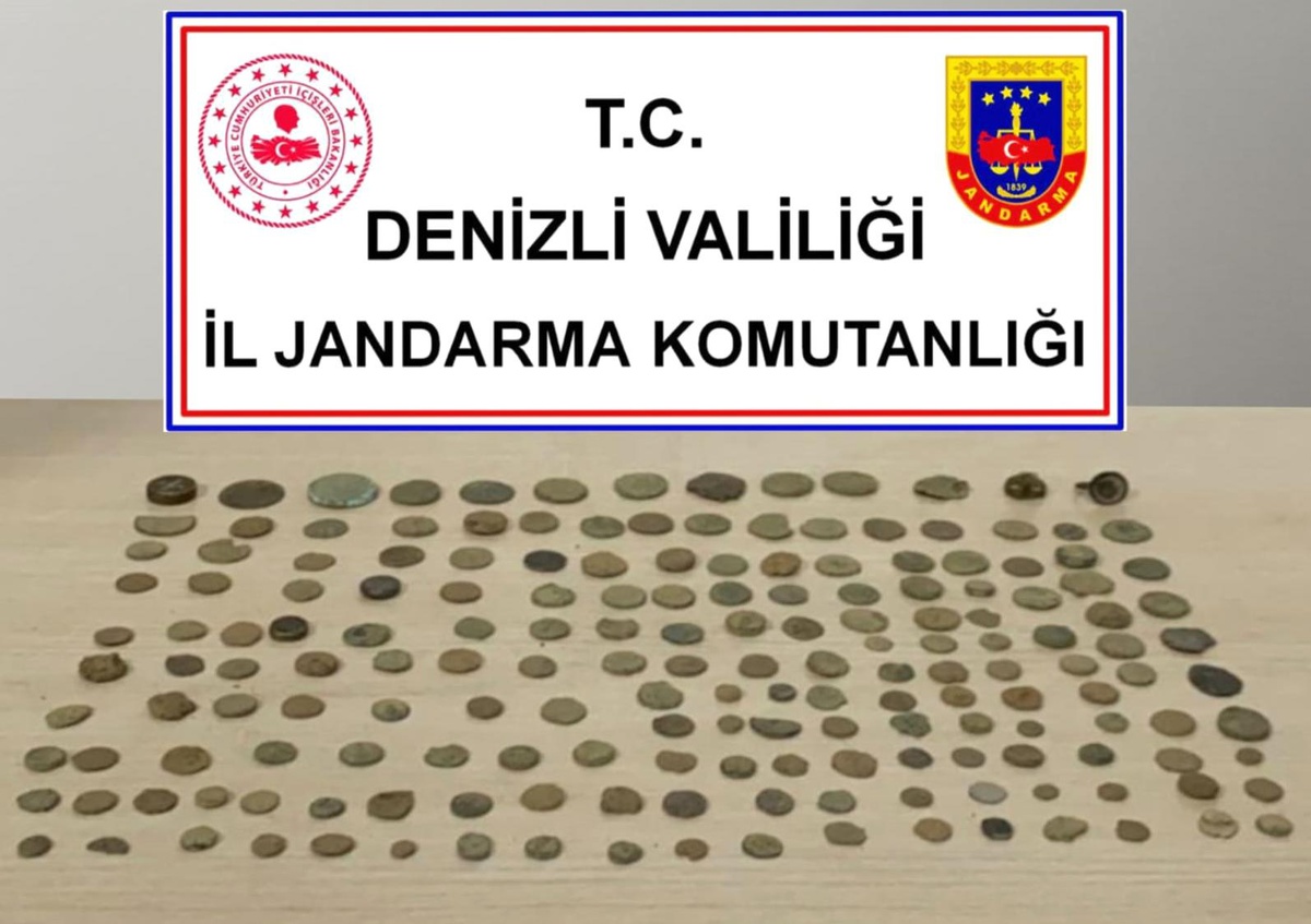 Kaçakçılardan farklı dönemlere ait çok sayıda malzeme çıktı