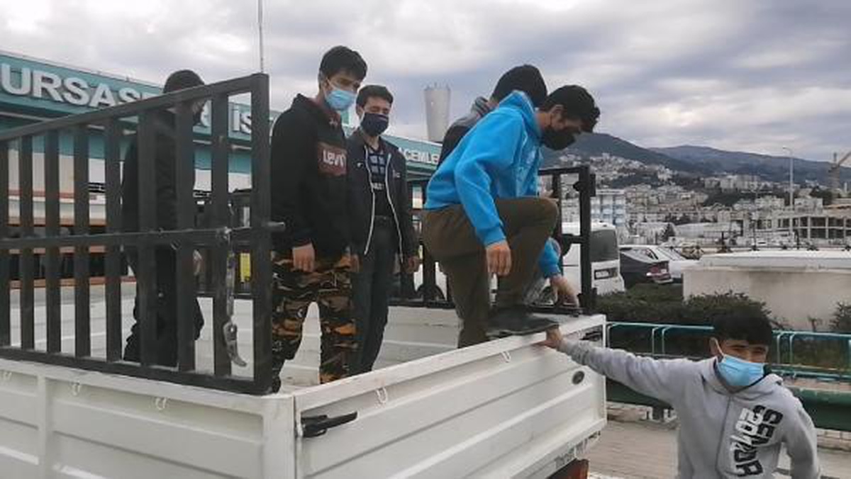 Kamyonet kasasında yakalanan kaçak göçmenler, \'düğüne geldik\' demiş