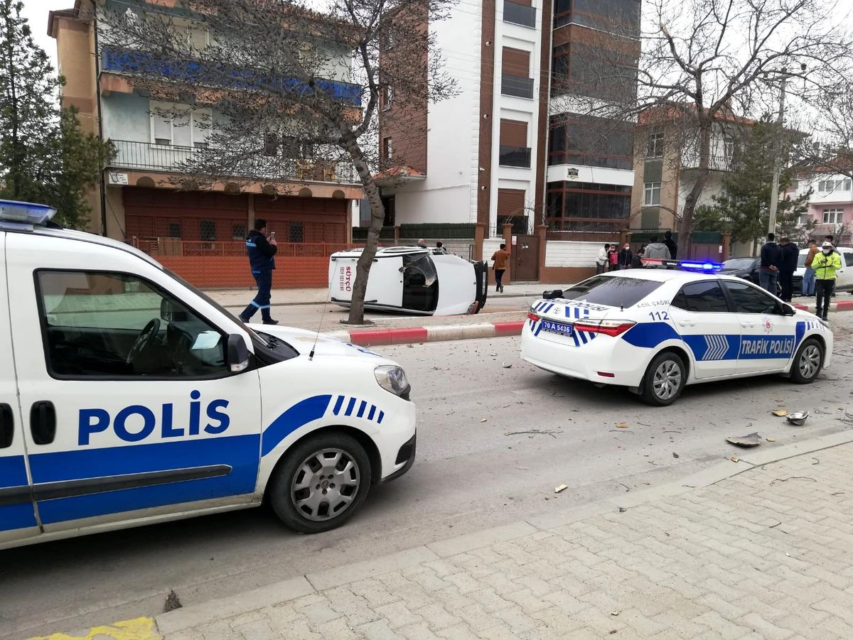 Karaman\'da ağaca çarptıktan sonra tekeri kopan hafif ticari araç yan yattı