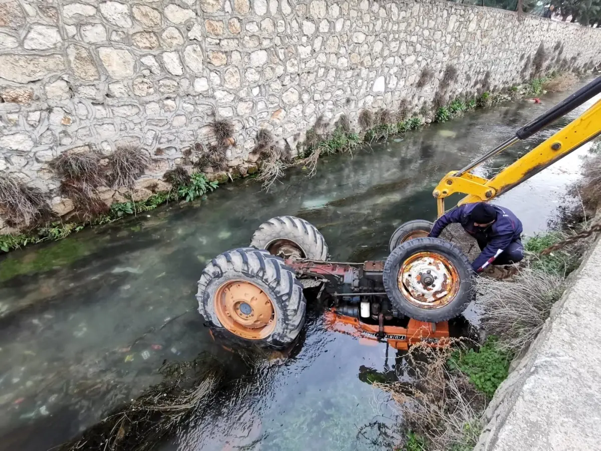 Kontrolden çıkan traktör sürücüsüyle Büyük Menderes Nehri\'ne düştü