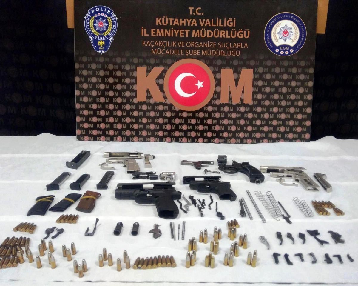 Son dakika haberi... Kütahya\'da çok sayıda kaçak silah malzemesi ele geçirildi