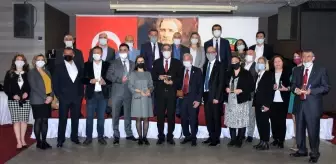 Adana Barosu'ndan meslekte 25 yılını dolduran avukatlara plaket