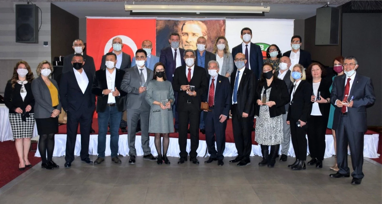 Adana Barosu\'ndan meslekte 25 yılını dolduran avukatlara plaket