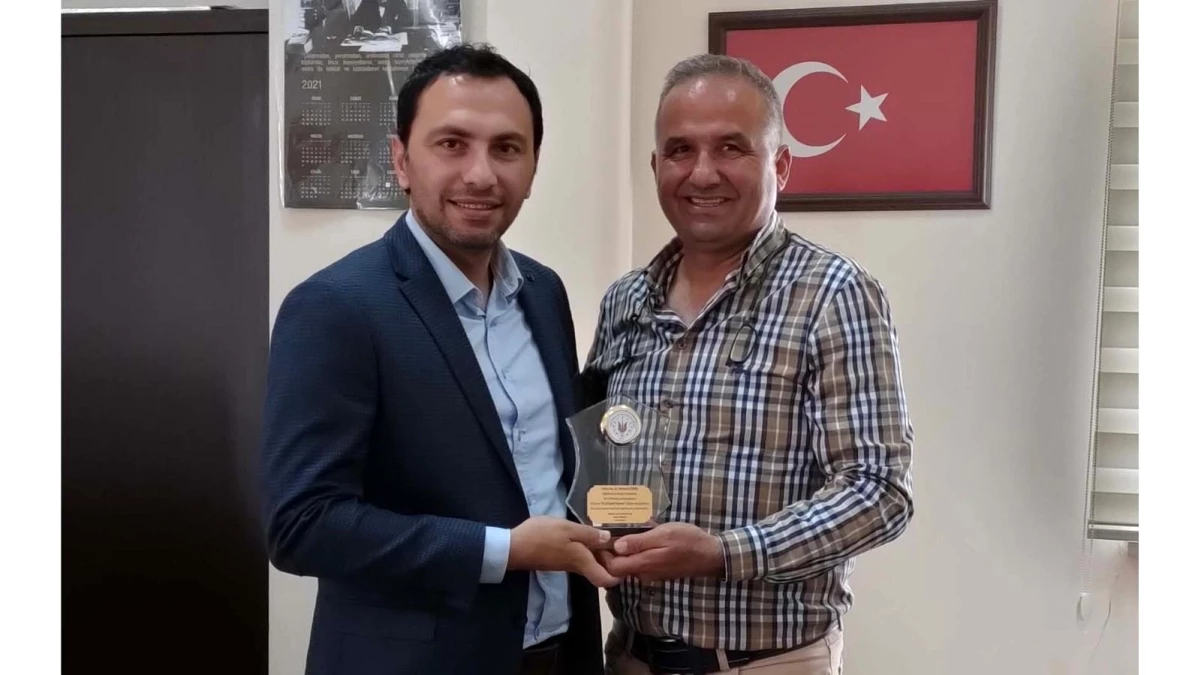 MEÜ Öğretim Üyesi Doç. Dr. Hüseyin Gümüş\'e \'Yılın En İyi Sportif Davranış\' ödülü
