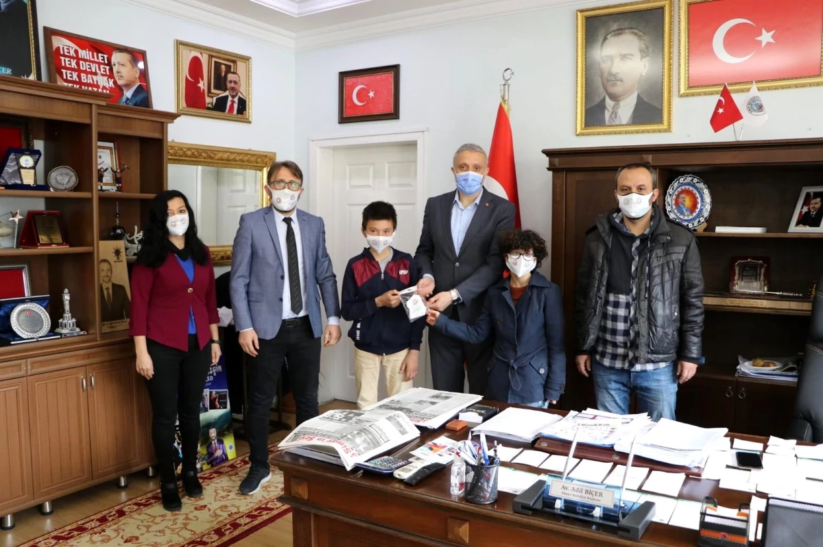 Otizmli öğrencilerden Başkan Biçer\'e maske sürprizi