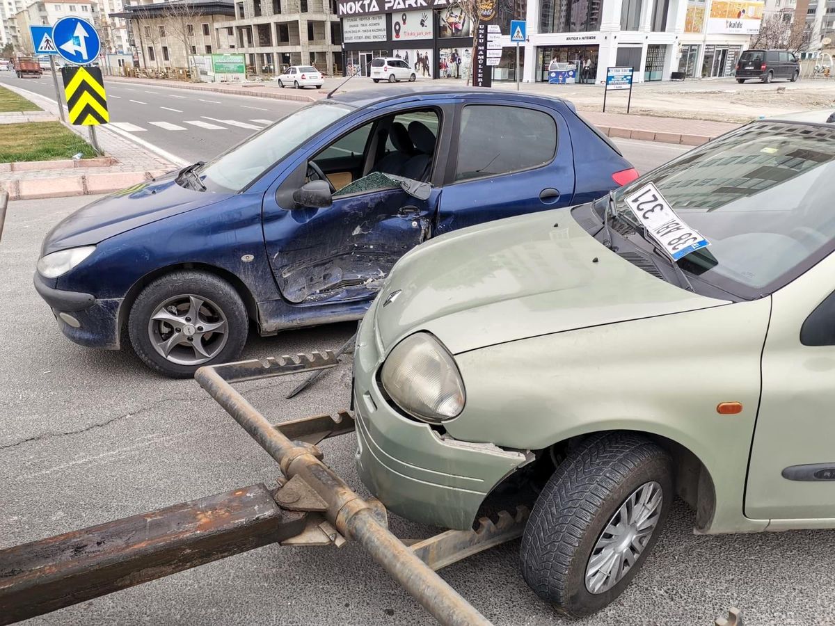 Otomobiller çarpıştı: 2 yaralı