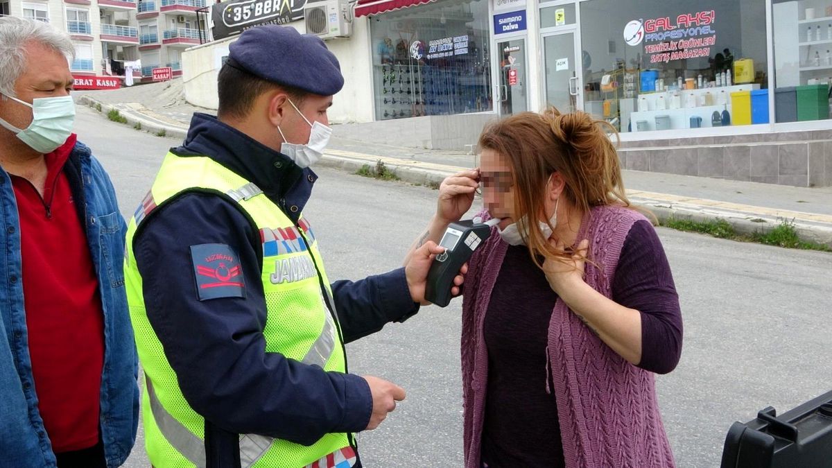 (ÖZEL)Park halindeki araca çarpan kadın sürücü "Kronik astımım" dedi, 2.47 promil alkollü çıktı