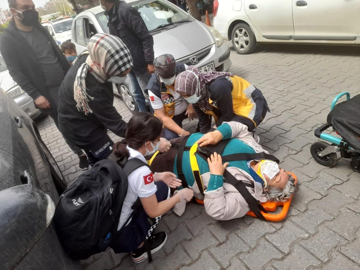 Pazardan dönen yaşlı kadına araba çarptı