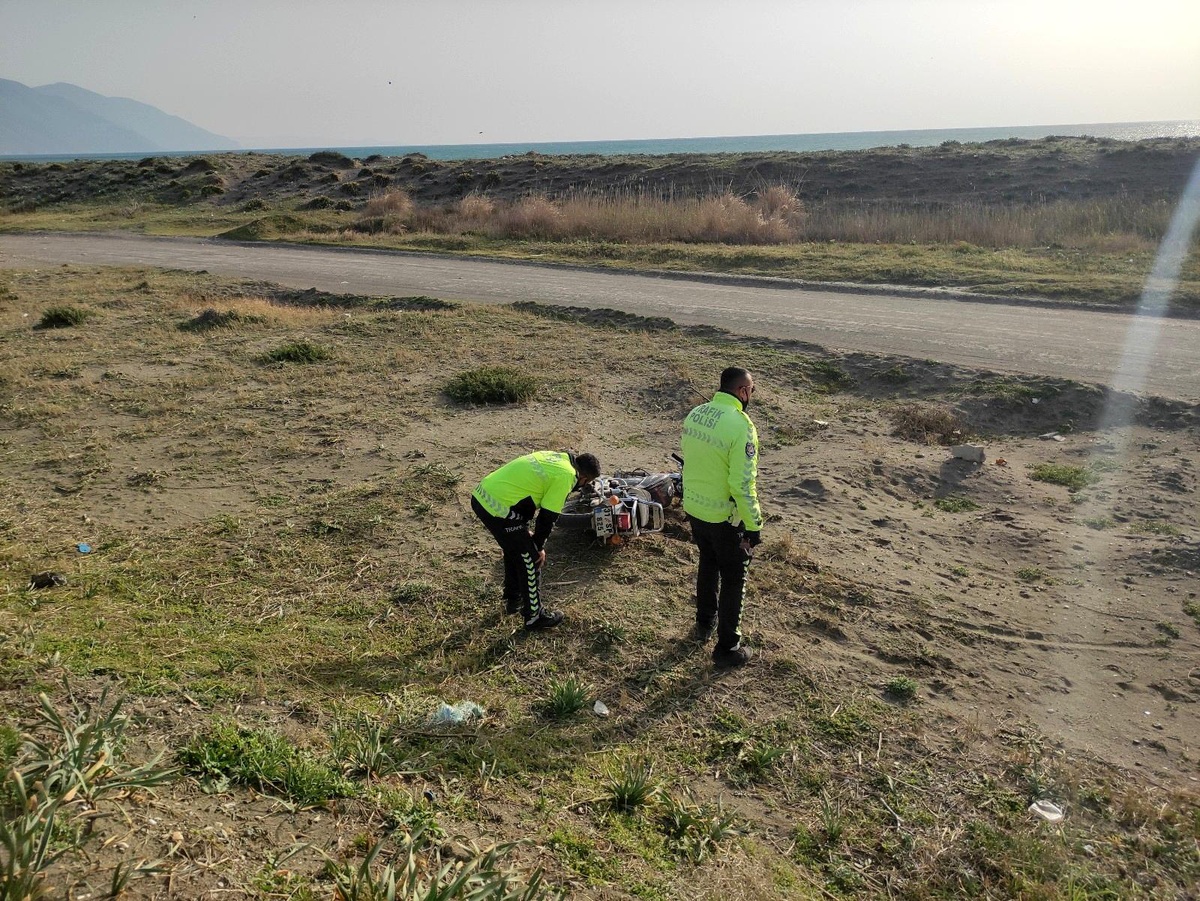 Son dakika haberi: Polisin \'dur\' ihtarına uymadı motosikleti bırakıp kaçtı