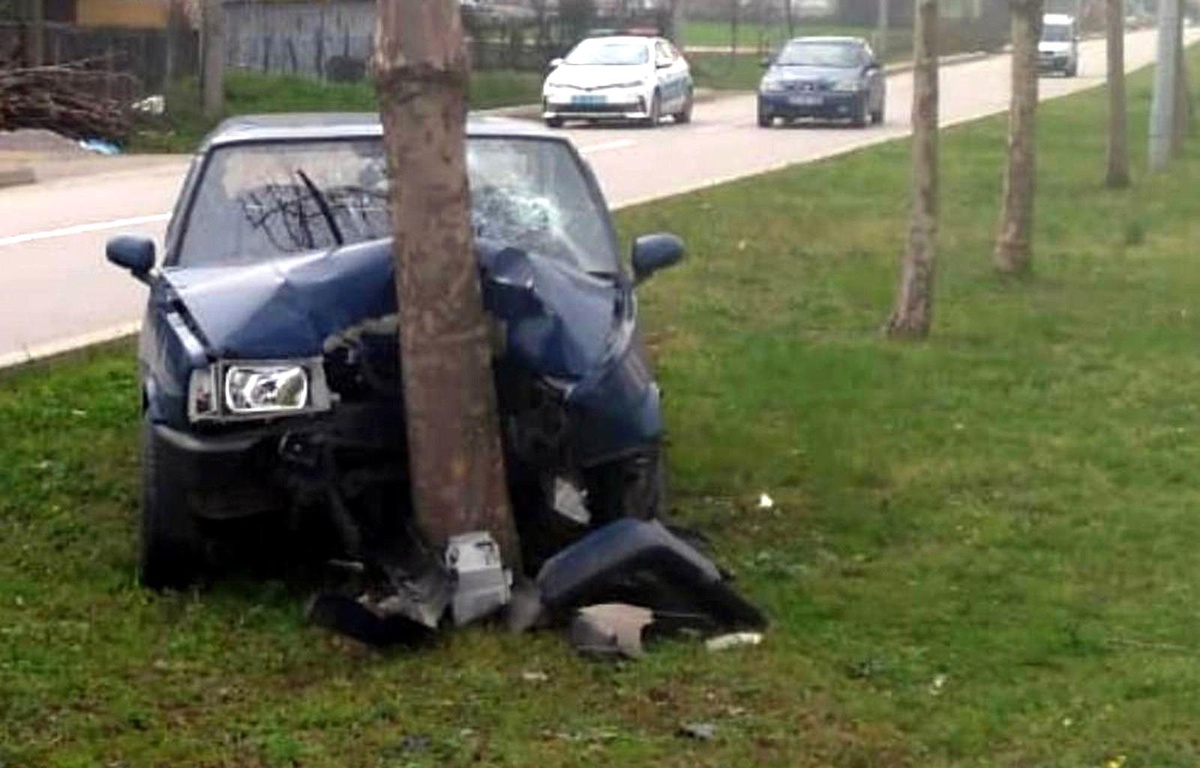 Samsun\'da otomobil ağaca çarptı: 1 yaralı