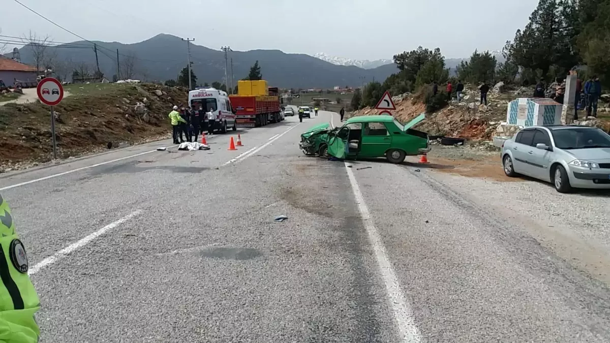 Seydikemer\'de otomobil, tırla çarpıştı: 1 ölü