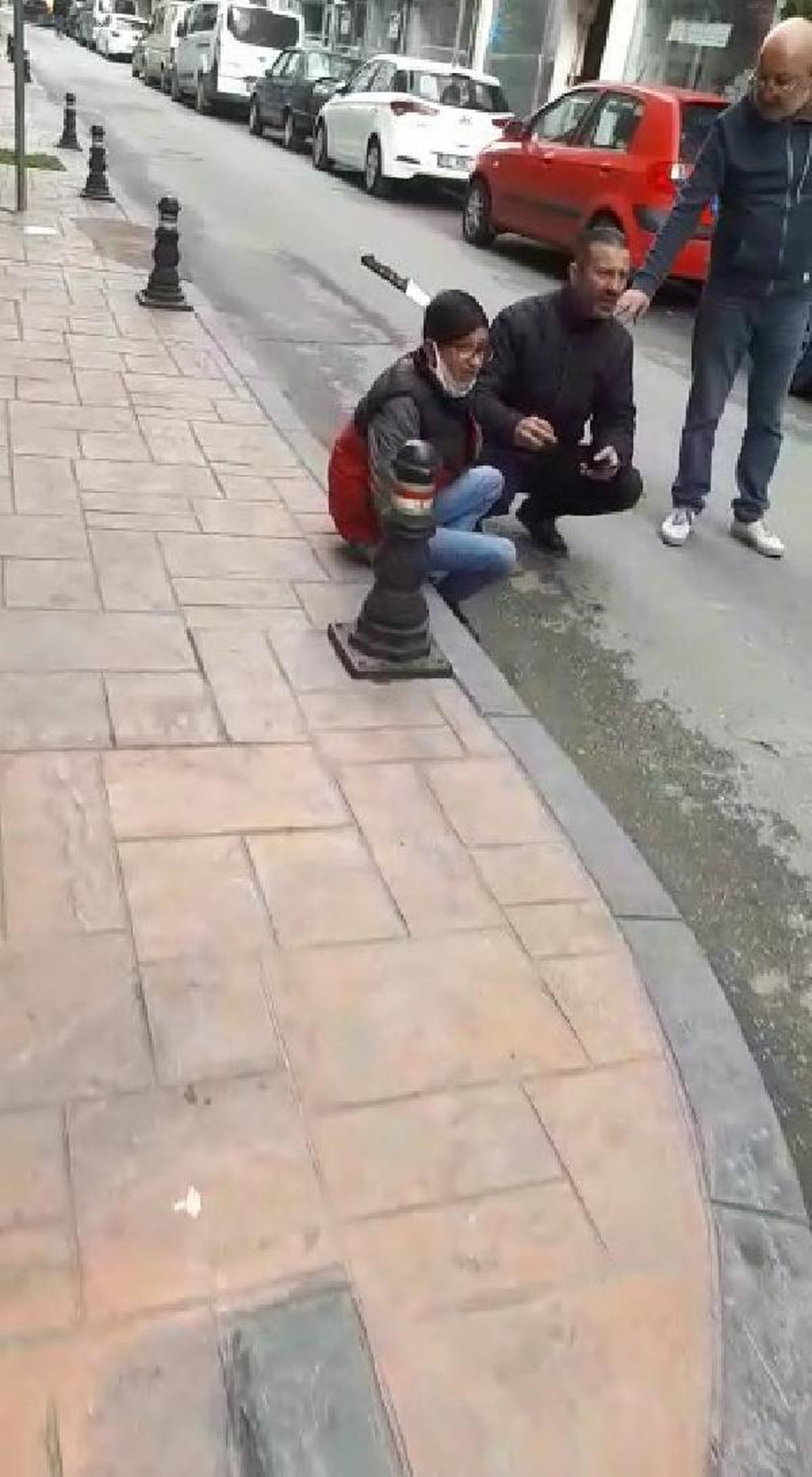 Sokakta saldırıya uğrayan Ersin\'in başına bıçak saplandı