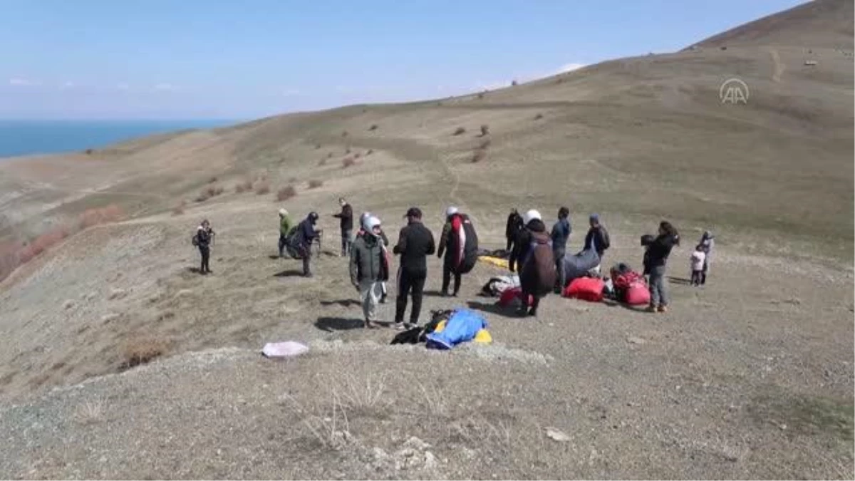 Yamaç paraşütü tutkunlarının yeni gözdesi Van Gölü koyları