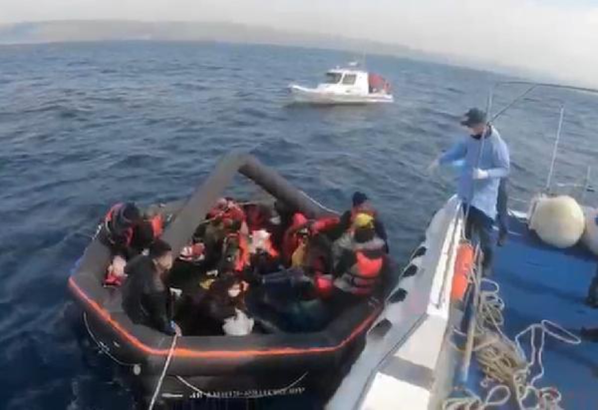 Son dakika... Yunanistan\'ın ölüme terk ettiği 27 kaçak göçmeni, Türk Sahil Güvenliği kurtardı