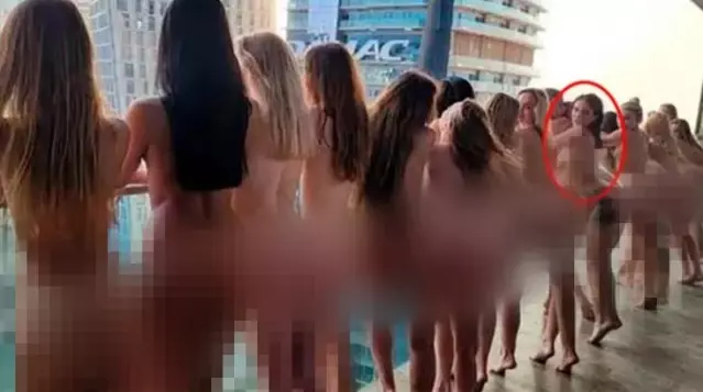 40 modelin çırılçıplak poz verdiği fotoğrafın yankısı sürüyor! Ablamı dövmesinden tanıdım, utanıyoruz 40 modelin çırılçıplak poz verdiği fotoğrafın yankısı sürüyor! Ablamı dövmesinden tanıdım, utanıyoruz