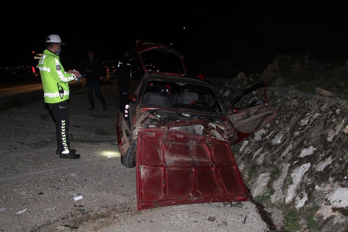Arka tekeri kopan otomobil şarampole devrildi: 1 yaralı