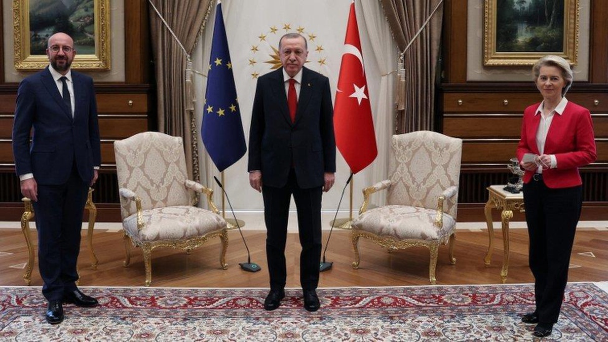 Avrupa Komisyonu, Ursula von der Leyen\'in ayakta kaldığı görüntülere tepki gösterdi
