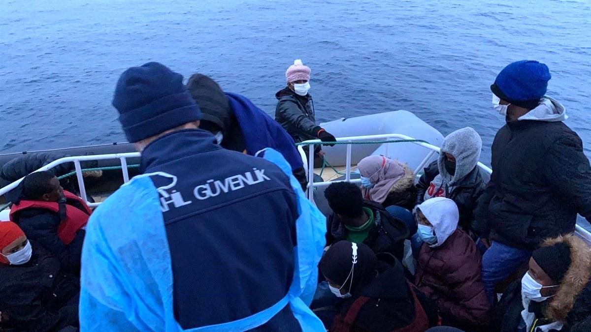 Ayvalık\'ta Türk kara sularına itilen 30 Afrikalı mülteci kurtarıldı
