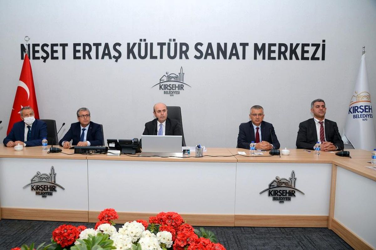 Belediye Başkanı Ekicioğlu, "Önceki dönem işlerle birlikte yeni projeler hayata geçiriyoruz"