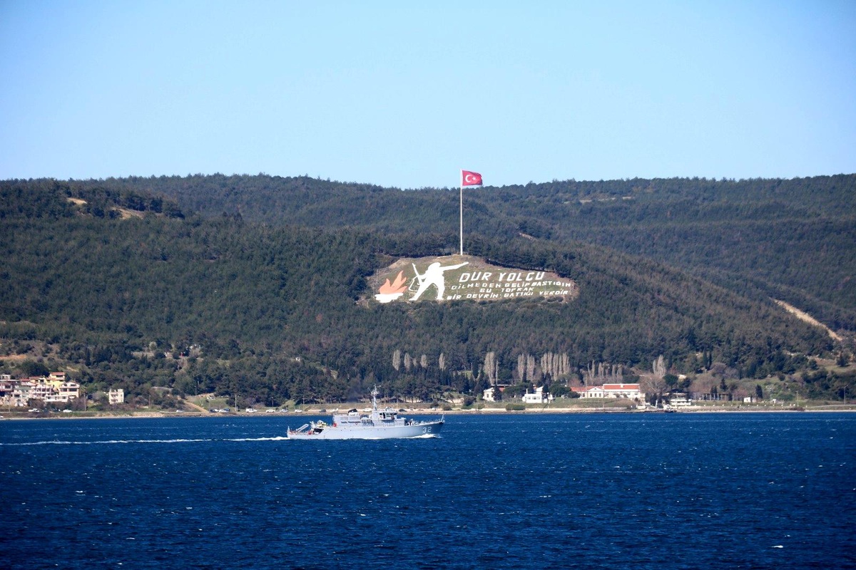 Bulgar mayın avcı gemisi Çanakkale Boğazı\'ndan geçti