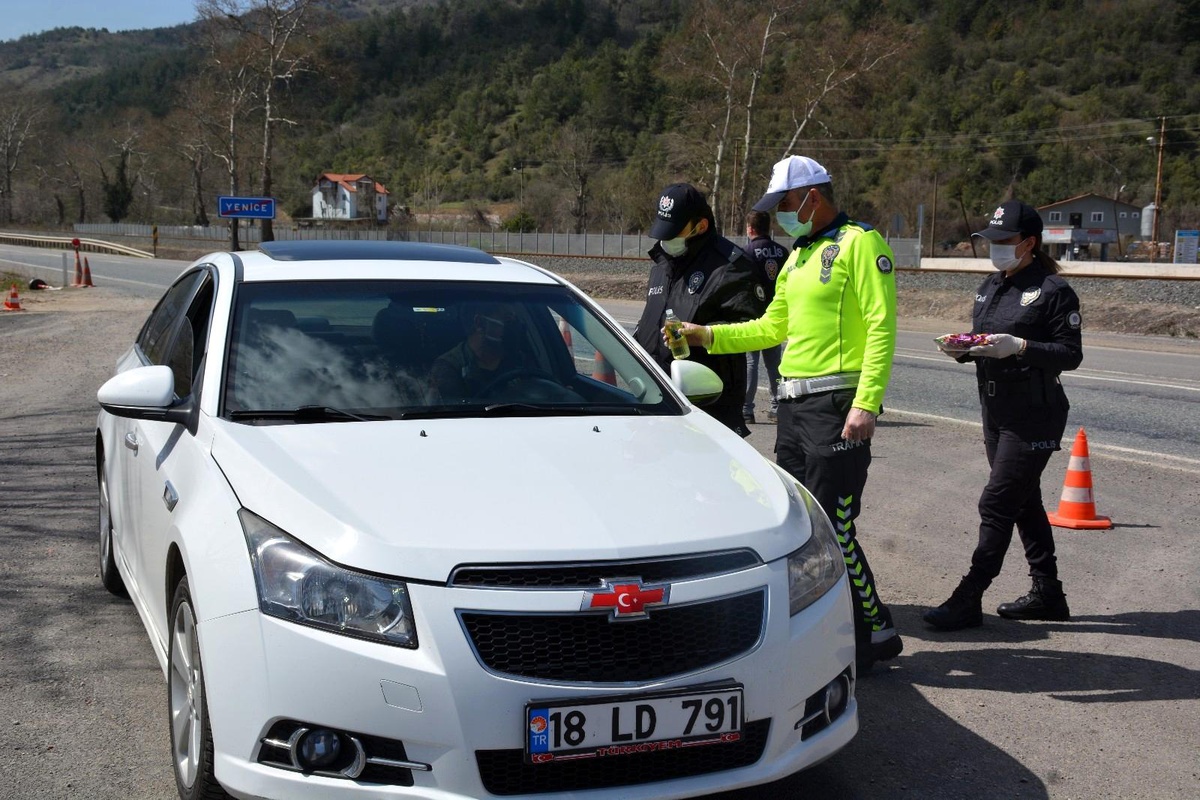 Emniyetten sürücülere kolonya ve çikolata ikramı