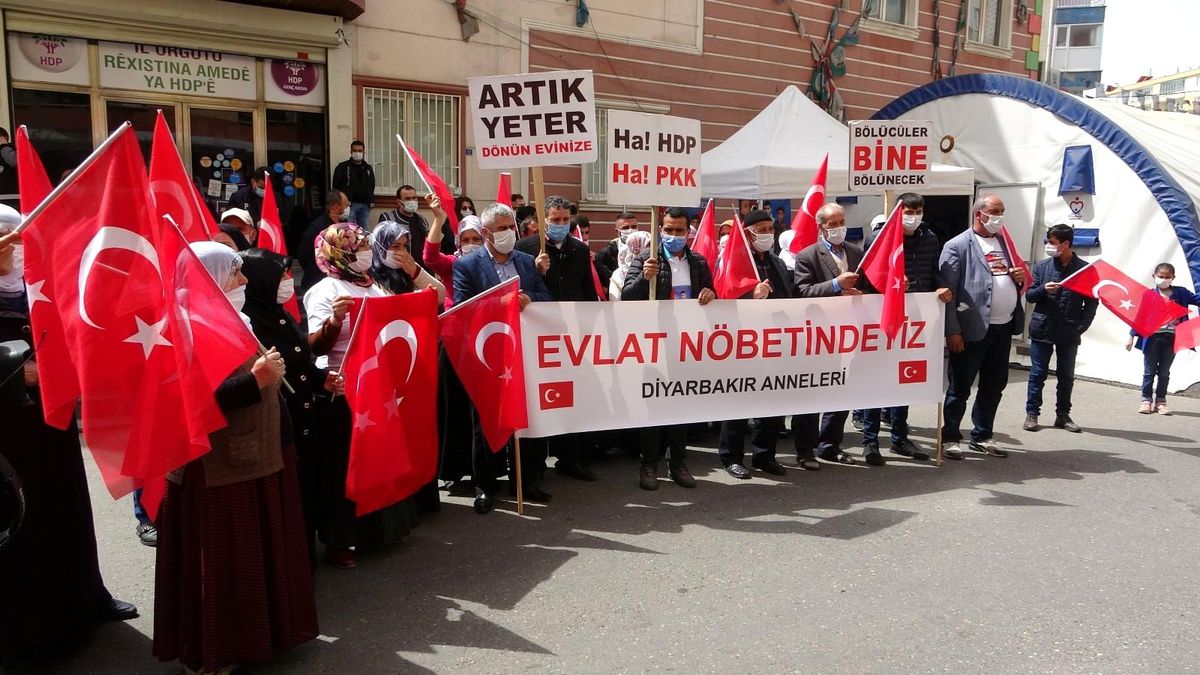 Evlat nöbetindeki baba Biçer: "HDP ve PKK\'nın yalanlarına kanma, dön kızım"