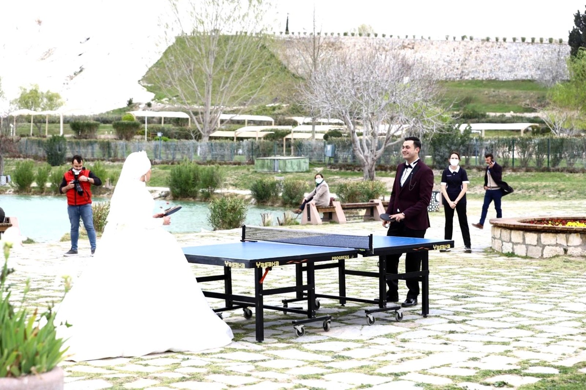 Gelin damat Pamukkale\'de masa tenisinde yarıştı