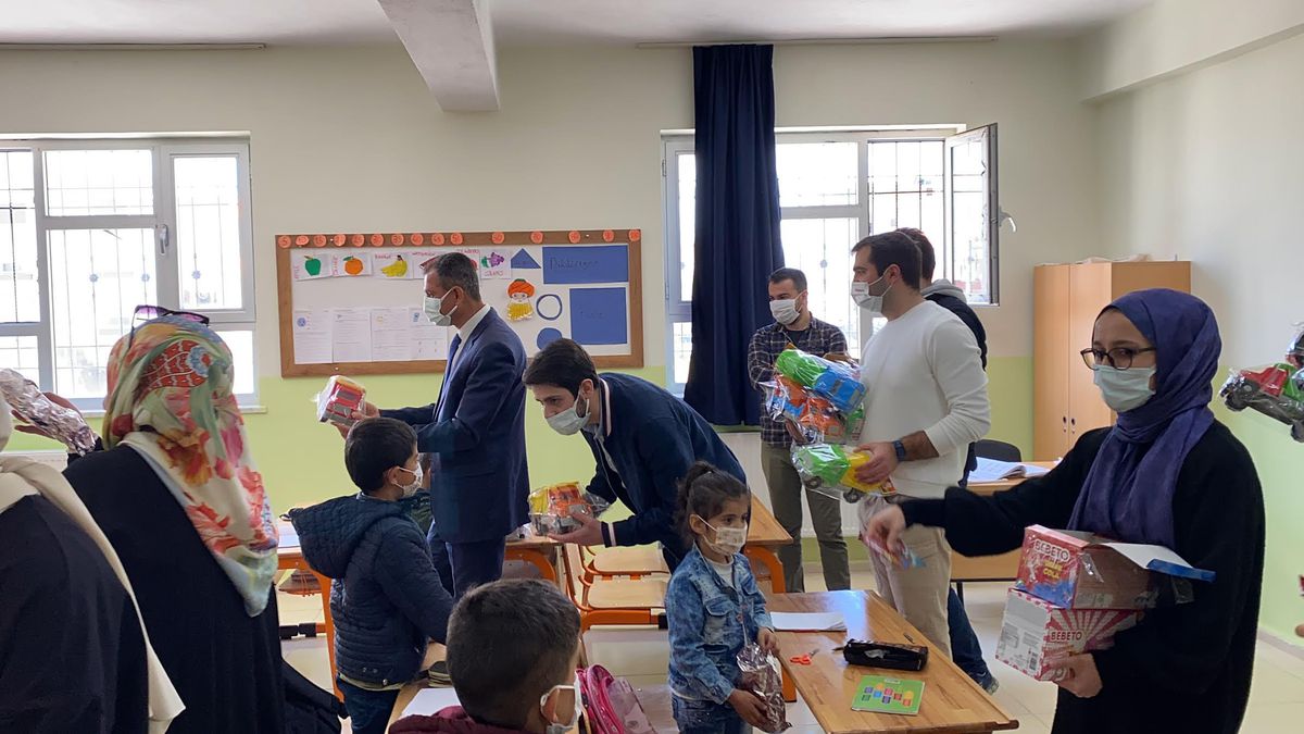 Genç İGİAD\'ın yeni projesi "Gönül Bağı Kütüphaneleri"
