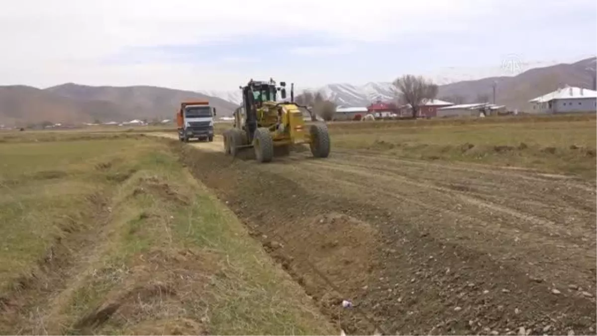 Gürpınar\'da yol yapım çalışmaları devam ediyor