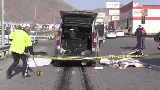 Hafif ticari araç kamyona çarptı: 2 ölü