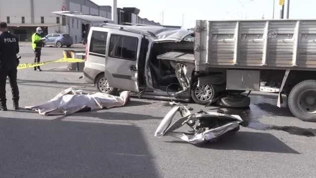 Hafif ticari araç kamyona çarptı: 2 ölü
