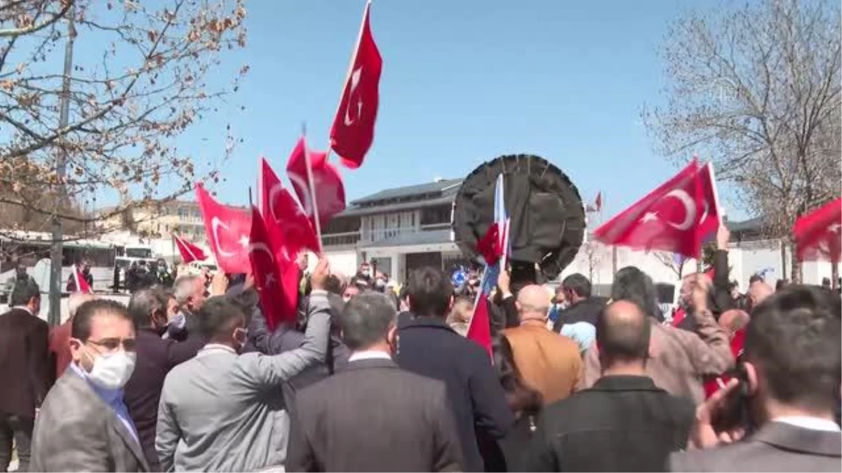 İYİ Partililerden, Çin\'in Ankara Büyükelçiliği önünde siyah çelenkli protesto