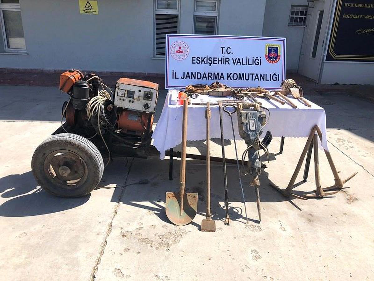 Jandarma ekipleri ormanlık alandaki kaçak kazıya suçüstü yaptı