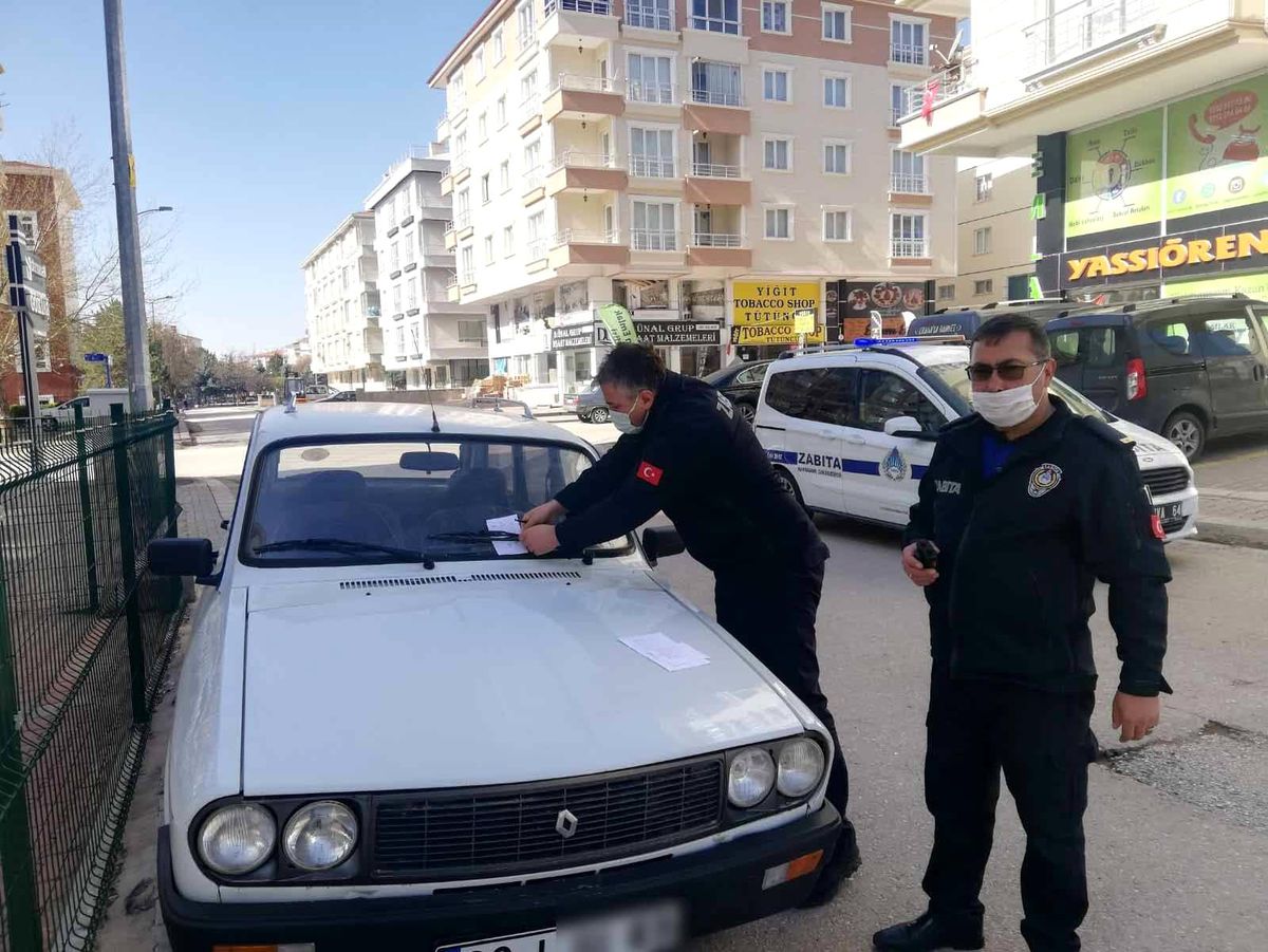 Kahramankazan\'da zabıtadan kaldırımları işgal eden araçlara savaş