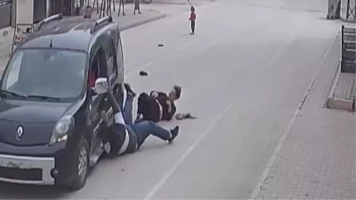 2 bin liralık telefon için 1\'i çocuk 3 kişiyi yerde sürükledi! O anlar kamerada