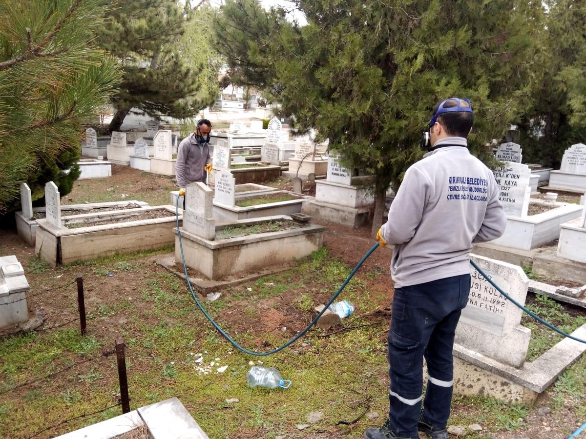 Kırıkkale\'deki mezarlıklarda yabani otlarla mücadele
